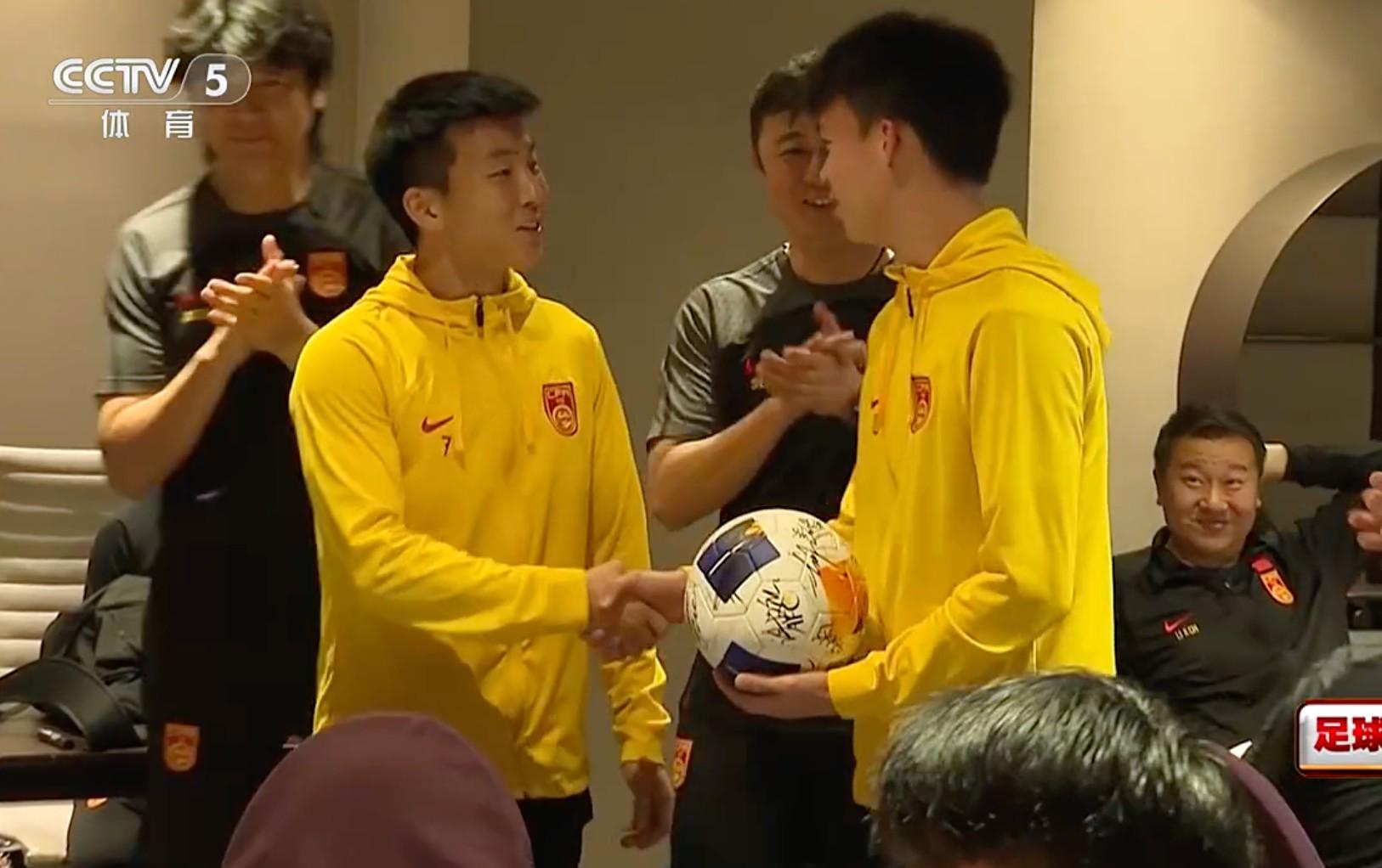 九游娱乐app下载-陶强龙在上届U23亚洲杯向王钰栋赠球，寄语他这届带队出线
